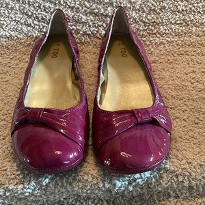 Women’s size 14M magenta patent leather flats by me too